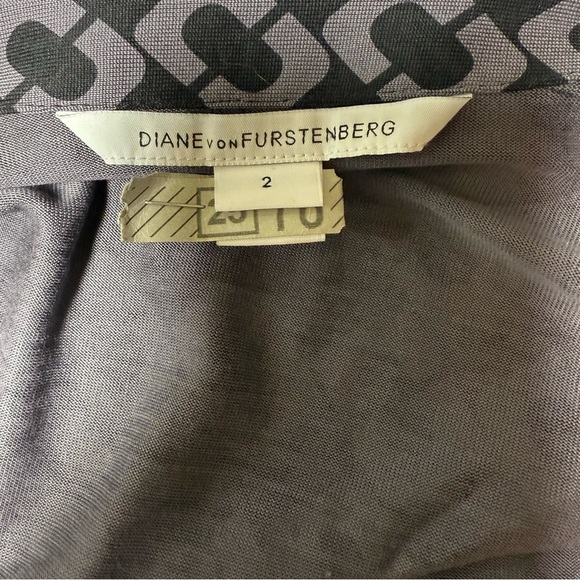 Diane von Furstenberg 100% Silk Wrap Dress Size 2 Gray Geometric Print - Picture 5 of 6
